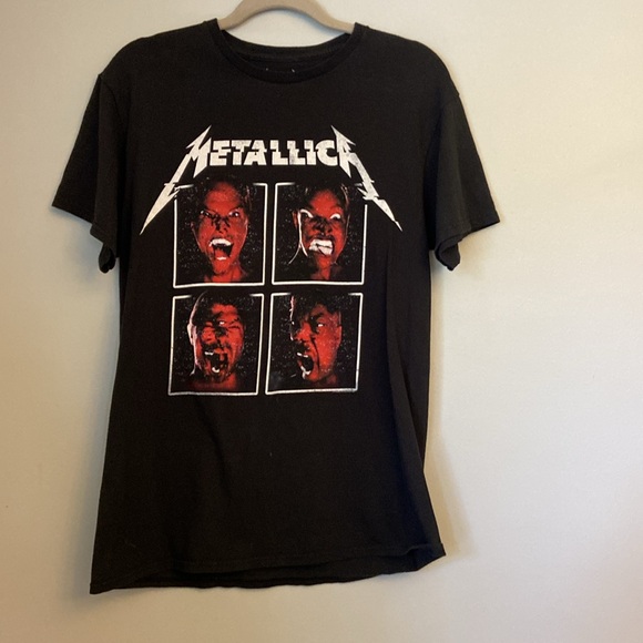 ⭐️ Metallic 2017 World Tour Graphic Band Tee Crew neck T-shirt size medium - Picture 1 of 9